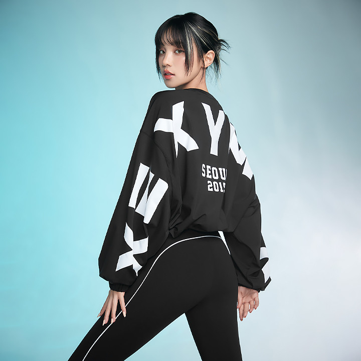 XTFMT50J3 Lettering Loose-Fit Cropped Sweatshirt in Black Top