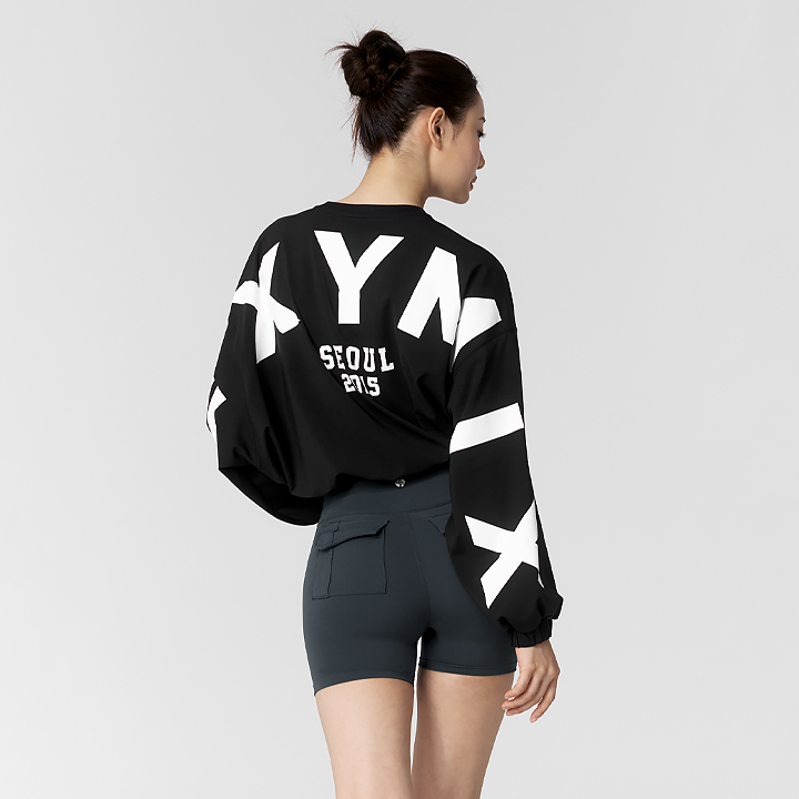 XTFMT50J3 Lettering Loose-Fit Cropped Sweatshirt in Black Top