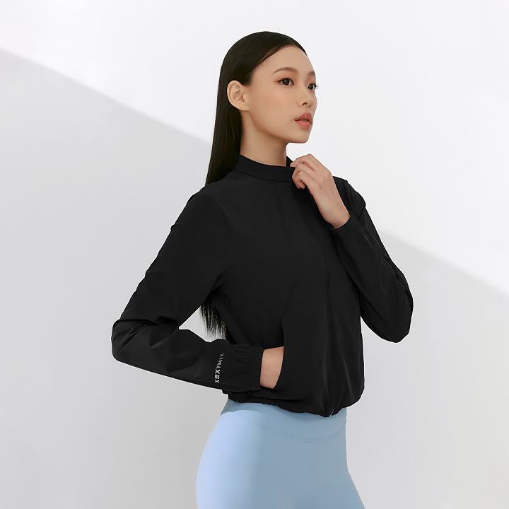 XFK2JL1001 Airy Big Symbol Crop Windbreaker black Top